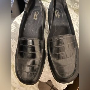 Clark’s black causal faux croc loafers size 7.5